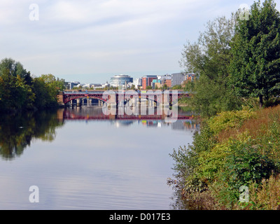 La marea Weir e tubo ponte che attraversa il fiume Clyde a Glasgow in verde nella zona centrale di Glasgow in Scozia Foto Stock