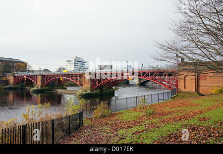 La marea Weir e tubo ponte che attraversa il fiume Clyde a Glasgow in verde nella zona centrale di Glasgow in Scozia Foto Stock