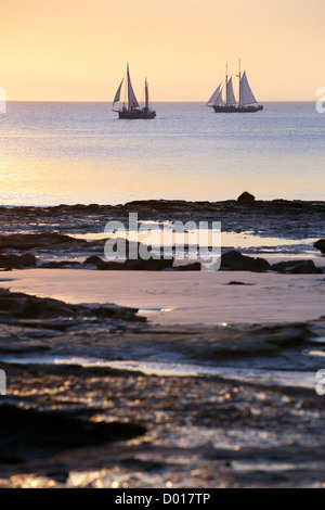 Pearl luggers crociera cavo passato spiaggia al tramonto. Broome, Western Australia. Foto Stock