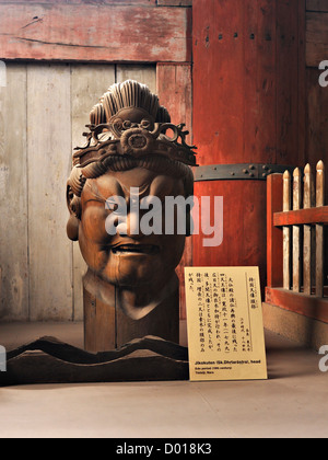 Testa scolpita di Jikoku, uno dei quattro grandi Re celeste, nel Tempio di Todai-ji di Nara, Giappone Foto Stock