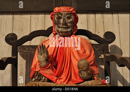 Statua di legno o Binzuru Pindola, uno dei discepoli del Buddha, Tempio di Todai-ji di Nara Foto Stock