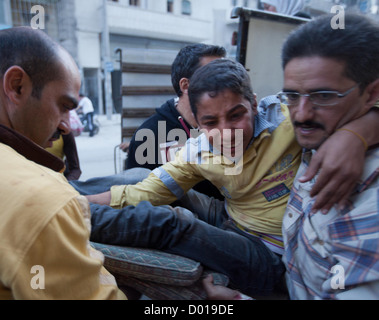 1 novembre 2012 - Aleppo, Siria: un bambino è portato in una linea di fronte ospedale per ricevere il trattamento per un pregiudizio. Foto Stock