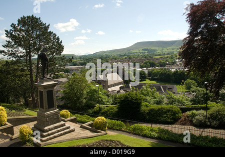 LANCASHIRE; CLITHEROE; vista PENDLE HILL da Clitheroe Castle bastioni con il Memoriale di guerra IN PRIMO PIANO Foto Stock