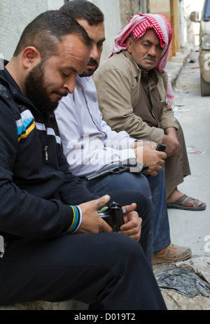 Ottobre 27, 2012 - Aleppo, Siria: Libero esercito siriano fighters controllare le loro armi durante l'Eid Al Ada. Foto Stock