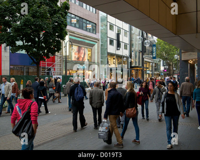 Molte persone lo shopping nel centro città di Colonia, NRW, Germania Foto Stock