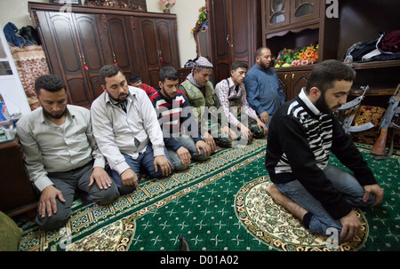 Ottobre 27, 2012 - Aleppo, Siria: Libero esercito siriano fighters prendere parte nella preghiera durante l'Eid Al Ada. Foto Stock