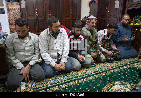 Ottobre 27, 2012 - Aleppo, Siria: Libero esercito siriano fighters prendere parte nella preghiera durante l'Eid Al Ada. Foto Stock