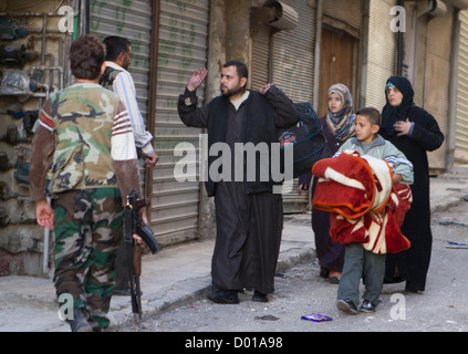 Aleppo, Siria: persone sono tornati a casa durante l'Eid Al Adha holiday per raccogliere i loro possedimenti vicino la frontline in Karm Al Jab Foto Stock