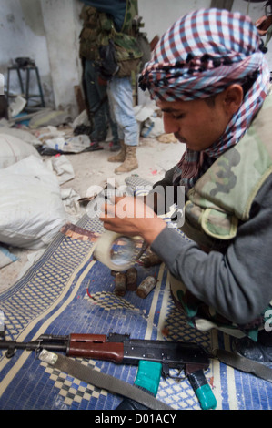 Ottobre 25, 2012 - Aleppo, Siria: un libero esercito siriano stati prepara una fatta in casa granata in Safa. Foto Stock