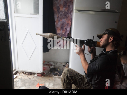 Ottobre 25, 2012 - Aleppo, Siria: un libero esercito siriano stati prende la mira con un RPG lanciarazzi granata in Safa. Foto Stock