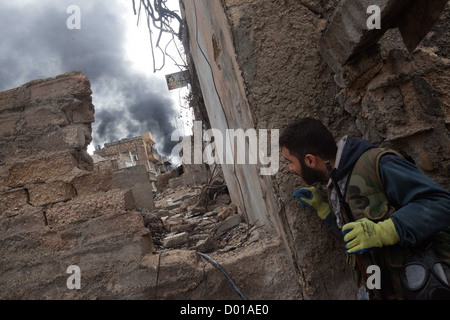 Ottobre 25, 2012 - Aleppo, Siria: un libero esercito siriano stati guarda da una posizione sicura al fumo di un recente attentato in Safa. Foto Stock