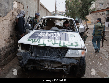 Ottobre 25, 2012 - Aleppo, Siria: Libero esercito siriano membri di ottenere in un veicolo prima e il funzionamento in Karmal AL Jabal. Foto Stock