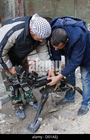 Ottobre 25, 2012 - Aleppo, Siria: Libero esercito siriano membri ispezionare un lanciagranate in Karmal AL Jabal. Foto Stock