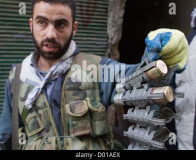 Ottobre 25, 2012 - Aleppo, Siria: Libero esercito siriano stati contiene fino granate da un lanciatore in Karmal AL Jabal. Foto Stock