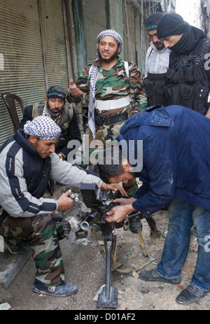 Ottobre 25, 2012 - Aleppo, Siria: Libero esercito siriano membri ispezionare un lanciagranate in Karmal AL Jabal. Foto Stock