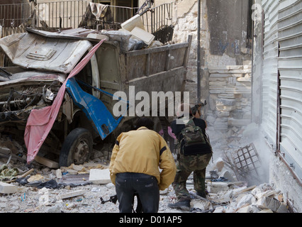 Ottobre 23, 2012 - Aleppo, Siria: Libero esercito siriano membri lotta nelle strade di Kamal Jabal. Foto Stock