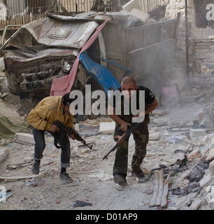 Ottobre 23, 2012 - Aleppo, Siria: Libero esercito siriano membri lotta nelle strade di Kamal Jabal. Foto Stock