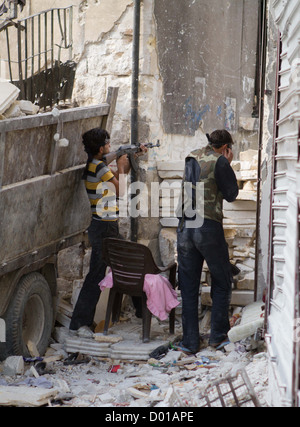 Ottobre 23, 2012 - Aleppo, Siria: Libero esercito siriano membri lotta nelle strade di Kamal Jabal. Foto Stock