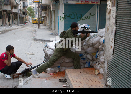 Ottobre 23, 2012 - Aleppo, Siria: Libero esercito siriano membri lotta nelle strade di Carmelo Jabal. Foto Stock