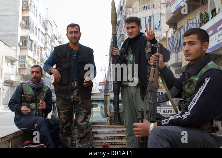 Ottobre 23, 2012 - Aleppo, Siria: Libero esercito siriano i membri nel retro di un camioncino. Foto Stock