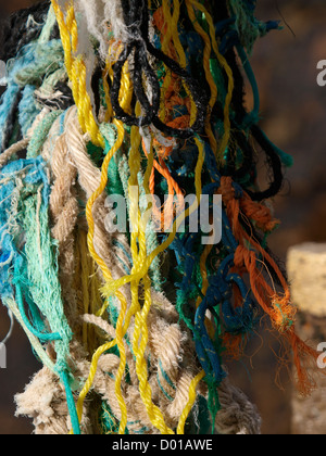 Vecchio bit di funi in nylon lavato fino sulla spiaggia, Cornwall, Regno Unito Foto Stock