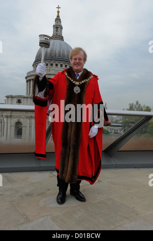 David Wootton signore sindaco della città di Londra contiene il 1948 torcia olimpica contro lo sfondo della Cattedrale di San Paolo Foto Stock