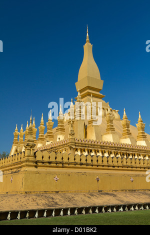 Pha That Luang è un grande, oro-coperto stupa buddisti nel centro di Vientiane, Laos. Foto Stock