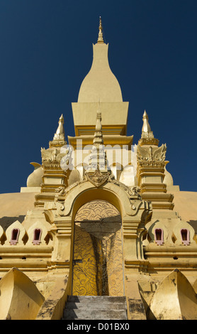 Pha That Luang è un grande, oro-coperto stupa buddisti nel centro di Vientiane, Laos. Foto Stock