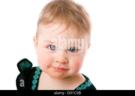 Carino curioso blue eyed Baby girl ritratto isolato su bianco Foto Stock