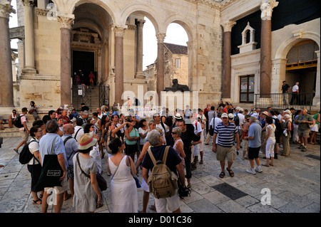 Croazia, Spalato, Palazzo di Diocleziano, turisti Foto Stock