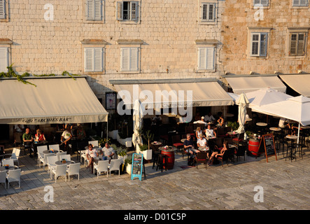 Croazia, Dalmazia, isola di Hvar, città di Hvar, Piazza Santo Stefano, caffè Foto Stock