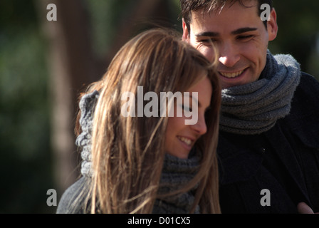 Amare giovane passeggiate nel parco Foto Stock