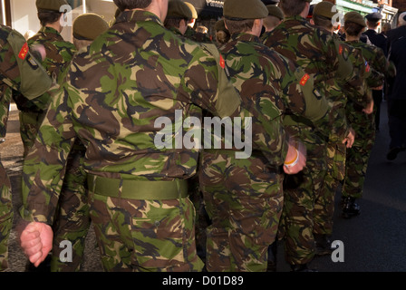 I membri dell'esercito di cadetti in marcia sul ricordo domenica, Haslemere, Surrey, Regno Unito.11.11.2012. Foto Stock