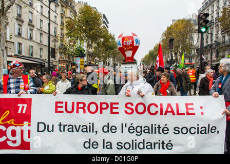 Parigi, Francia, grande folla di persone, fronte, protesta contro la manifestazione dei comunisti anti-austerità, sindacati dei lavoratori francesi, CGT, gente che marciava per strada, proteste di bilancio, solidarietà europea Foto Stock