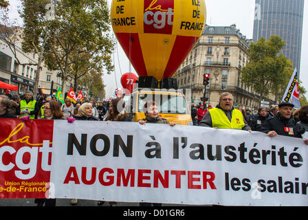 Parigi, Francia, folta folla, fronte, presentazione di striscioni alla manifestazione dei comunisti anti-austerità, sindacati dei lavoratori francesi, CGT, sindacato francese di protesta donne dipendenti, gente di strada, proteste di bilancio Foto Stock