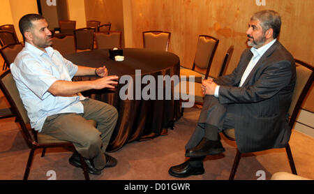 18 ottobre 2011 - Il Cairo, il Cairo, Egitto - esuli palestinesi leader di Hamas Khaled Meshaal risponde con militante Hamas leader Ahmed al-Jabari, al Cairo il 18 ottobre 2011. Soldato israeliano Gilad Shalit è stato rilasciato in un accordo storico che ha visto anche 477 prigionieri palestinesi a piedi gratuite, il primo di alcuni 1,027 palestinesi che sarà liberata (credito Immagine: © Mohammed Al-Hums APA/images/ZUMAPRESS.com) Foto Stock