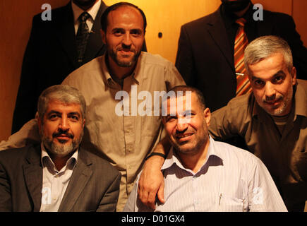 18 ottobre 2011 - Il Cairo, il Cairo, Egitto - esuli palestinesi leader di Hamas Khaled Meshaal risponde con militante Hamas leader Ahmed al-Jabari, al Cairo il 18 ottobre 2011. Soldato israeliano Gilad Shalit è stato rilasciato in un accordo storico che ha visto anche 477 prigionieri palestinesi a piedi gratuite, il primo di alcuni 1,027 palestinesi che sarà liberata (credito Immagine: © Mohammed Al-Hums APA/images/ZUMAPRESS.com) Foto Stock