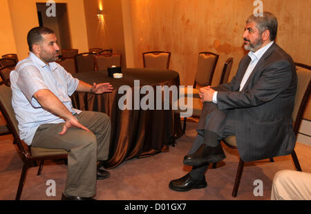 18 ottobre 2011 - Il Cairo, il Cairo, Egitto - esuli palestinesi leader di Hamas Khaled Meshaal risponde con militante Hamas leader Ahmed al-Jabari, al Cairo il 18 ottobre 2011. Soldato israeliano Gilad Shalit è stato rilasciato in un accordo storico che ha visto anche 477 prigionieri palestinesi a piedi gratuite, il primo di alcuni 1,027 palestinesi che sarà liberata (credito Immagine: © Mohammed Al-Hums APA/images/ZUMAPRESS.com) Foto Stock