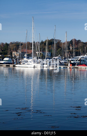 Yacht ormeggiato sul fiume Hamble su un nitido inverno giornata di sole Foto Stock