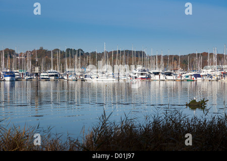 Yacht ormeggiato sul fiume Hamble a Swanwick inferiore su un nitido inverno giornata di sole Foto Stock