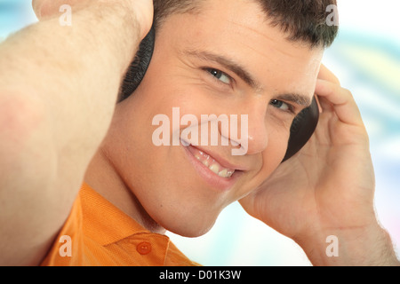 Uomo con cuffie listenting di musica Foto Stock