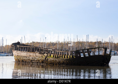 La barca di legno marcescente relitto sul fiume Hamble Esturary Foto Stock