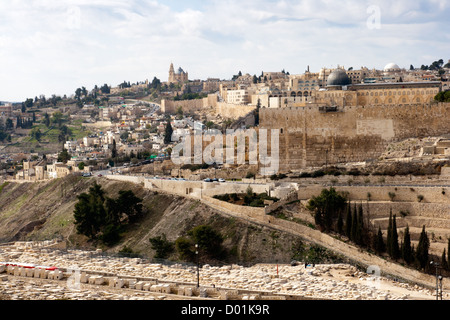 Vista dal Monte degli Ulivi di Gerusalemme e la Dormition Abbey sul monte Sion. Foto Stock