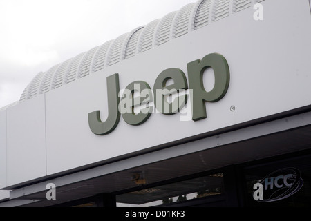 Un grande logo Jeep sul lato di un edificio. Foto Stock