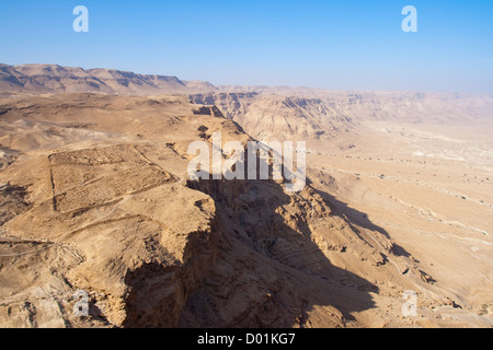 Vista dal Masada su un accampamento romano nel deserto del Negev. Foto Stock