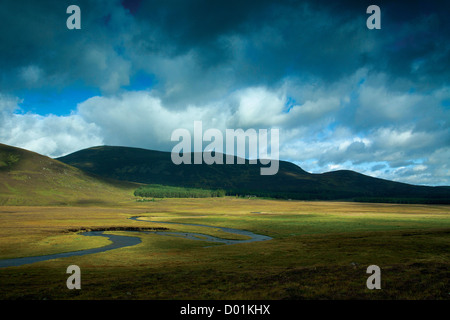 Il fiume Muick, Cairngorms National Park, Aberdeenshire Foto Stock