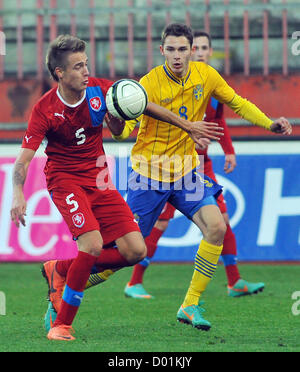 Praga, Repubblica Ceca. Il 14 novembre 2012. Gentile partita di calcio Repubblica Ceca 'U21' vs Svezia 'U21' in Praha, Repubblica Ceca, Novembre 14, 2012. Ondrej Petrak (CZE) (sinistra) e Branimir Hrgota (SWE). (CTK foto/Michal Dolezal) Foto Stock