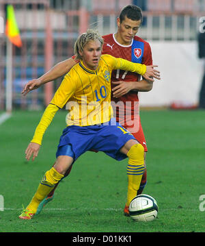 Praga, Repubblica Ceca. Il 14 novembre 2012. Gentile partita di calcio Repubblica Ceca 'U21' vs Svezia 'U21' in Praha, Repubblica Ceca, Novembre 14, 2012. Tomas fori (CZE) (a destra) e Mathias Andersson (SWE). (CTK foto/Michal Dolezal) Foto Stock