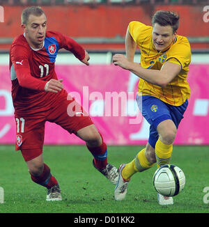 Praga, Repubblica Ceca. Il 14 novembre 2012. Gentile partita di calcio Repubblica Ceca 'U21' vs Svezia 'U21' in Praha, Repubblica Ceca, Novembre 14, 2012. Jiri Skalak (CZE) (sinistra) e Mattias Johansson (SWE). (CTK foto/Michal Dolezal) Foto Stock