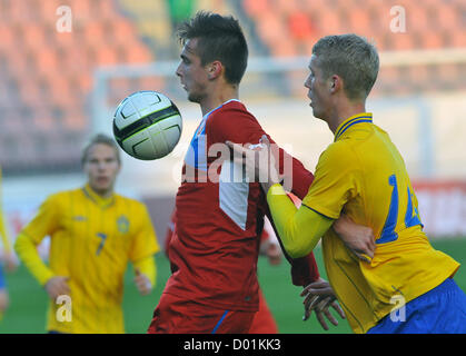 Praga, Repubblica Ceca. Il 14 novembre 2012. Gentile partita di calcio Repubblica Ceca 'U21' vs Svezia 'U21' in Praha, Repubblica Ceca, Novembre 14, 2012. Marian Kovar (CZE) (sinistra) e Filip Helander (SWE). (CTK foto/Michal Dolezal) Foto Stock